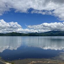 雲が映った湖面