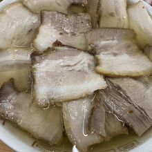 麺が見えないほどのチャーシュー
