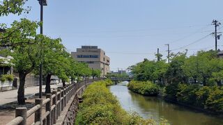 商店街からすぐの川沿いの道