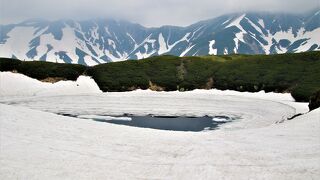 室堂から歩いて10分のところにあり、北アルプスで最も美しい火山湖です。