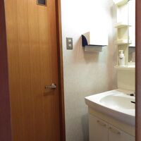 部屋の洗面台とトイレです。お風呂はありません。