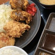 「カレーからあげ」定食を食べる