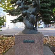 大通公園にある母子像のひとつ