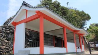 海のすぐそばの神社