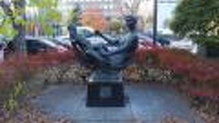 舟にのったかのような母子像。