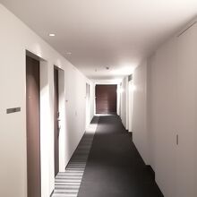 部屋の前の通路のようす