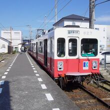 ピカピカの塗装を纏った６００系電車