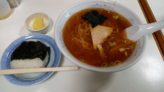 メニューにないおにぎりは塩が効いたおばあちゃんのおにぎり