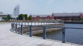 横浜の新旧の建物を対比して同時にみることが出来ます