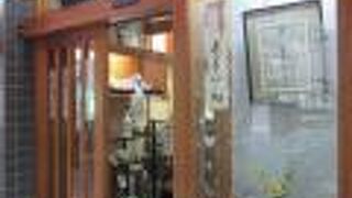 平日午前客が次々利用していました