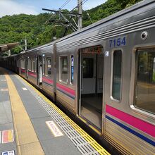 高尾山口駅のホームの京王線新宿行特急電車。