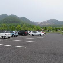 広い駐車場があります