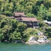 琵琶湖に浮かぶ信仰の島