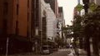 通りの左右にビルが連なる