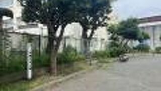 ２つのビルに挟まれた細長い公園