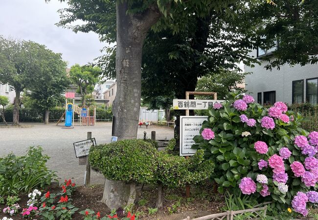 入口に庚申塔がある