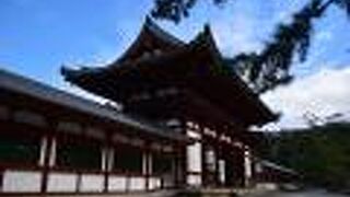 国宝の大仏殿手前にある入り母屋造りの楼門