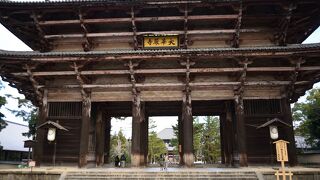 奈良の観光名所の華厳宗の大本山の寺院