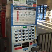 函館駅の券売機は改札の左にあります