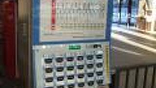 函館駅の券売機は改札の左にあります