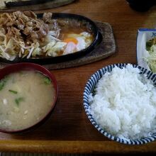 焼肉定食です　かなりの時間、ジュウジュウと音を立てて熱々でし