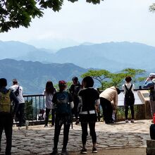 多くの登山者が展望を楽しむ。