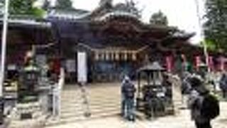 高尾山中腹、1200年の歴史を誇る真言宗の寺院。