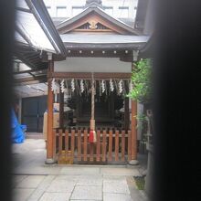 隙間から内部を覗きつつ参拝させて頂きました