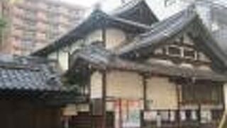 入口にある親鸞聖人御入滅碑が最大の見所です