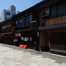 美しく特徴的な出格子