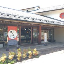 店内も広く、小上がりもあって休憩にもピッタリ。