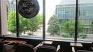 miredo2階のスタバから通りを眺めながら