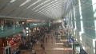 レストラン街であふれる人