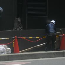 左手に化粧水の石碑が設置され、手前に解説板が準備中。