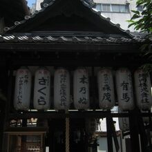 本殿は近距離からだと撮り辛いかも…。