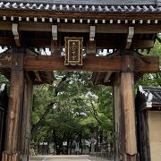 十日戎で有名な西宮神社は境内が広く、休憩できる場所もあります。