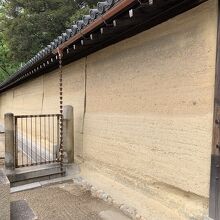 室町時代の塀。日本三大大練塀のひとつ。