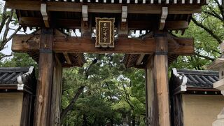 十日戎で有名な西宮神社は境内が広く、休憩できる場所もあります。