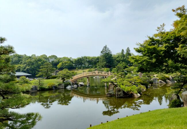 広島空港に隣接する6ヘクタールもある築山池泉回遊式庭園