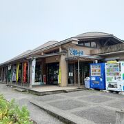 地元の方が湧水を汲みに来ています。売店や食堂もあります。