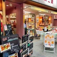 不二家とモスバーガーの間に入り口がある