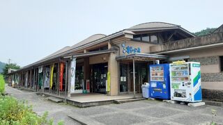 地元の方が湧水を汲みに来ています。売店や食堂もあります。