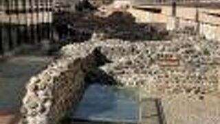 地下鉄駅のすぐ近くに歴史あふれる遺跡が