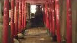 裏路地にある神社