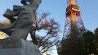 何かを脱ぎ捨て未来へ、といった印象