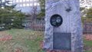 市役所の前庭に。