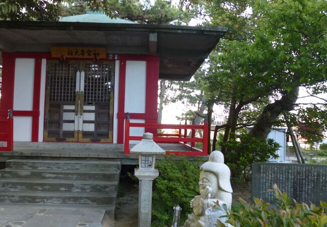 ぷくっとしたお顔の弁天様