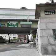 東横堀川にかかる橋で高麗橋通りはこの付近ではメジャーな通り