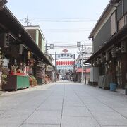 映画のセットのようで落ち着いた雰囲気の門前町