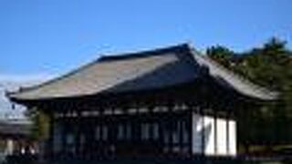 興福寺の東側に西向きに建つお堂